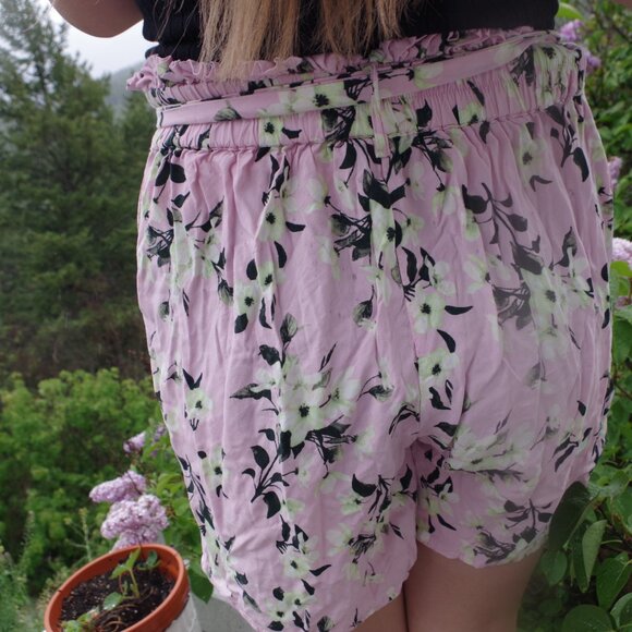 Ladies Vero Moda Flower Shorts - Picture 4 of 5